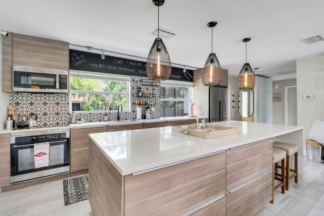 合同活跃: $1,150,000 (2 贝兹, 2 浴室, 1495 平方英尺)