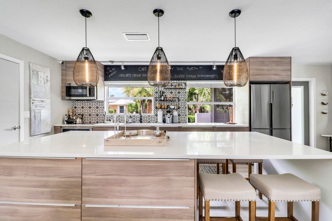 合同活跃: $1,150,000 (2 贝兹, 2 浴室, 1495 平方英尺)