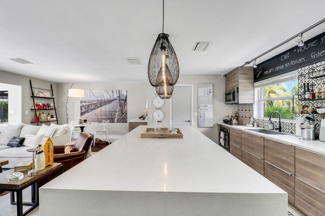 合同活跃: $1,150,000 (2 贝兹, 2 浴室, 1495 平方英尺)