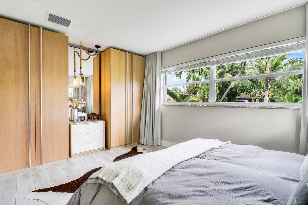 合同活跃: $1,150,000 (2 贝兹, 2 浴室, 1495 平方英尺)