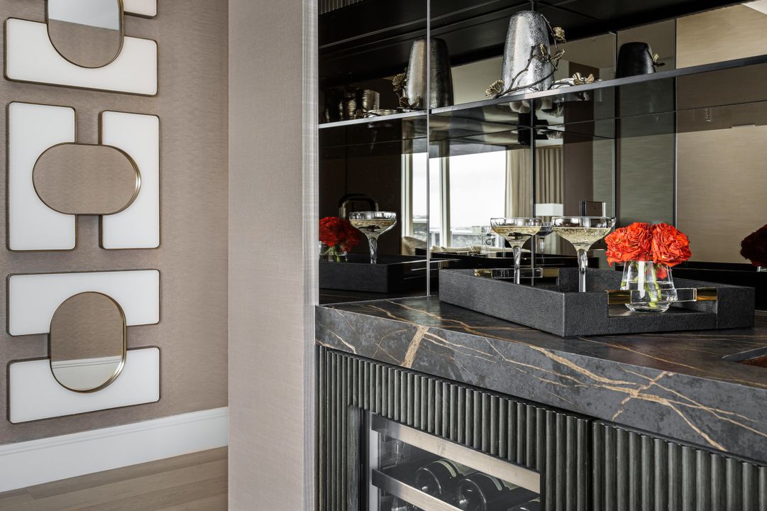 合同活跃: $3,650,000 (3 贝兹, 3 浴室, 2296 平方英尺)