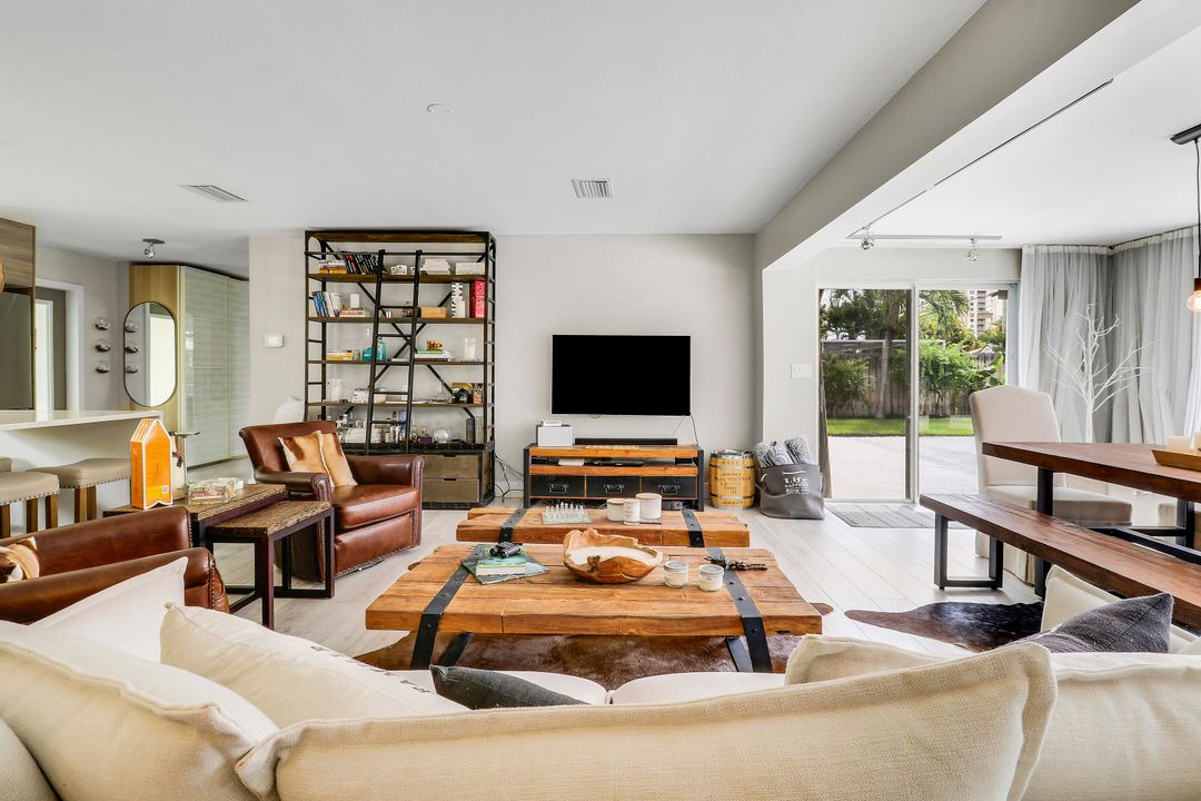 合同活跃: $1,150,000 (2 贝兹, 2 浴室, 1495 平方英尺)