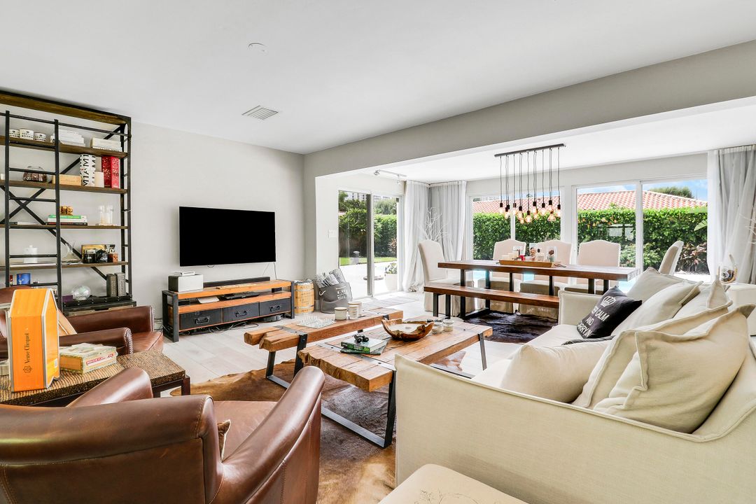 合同活跃: $1,150,000 (2 贝兹, 2 浴室, 1495 平方英尺)