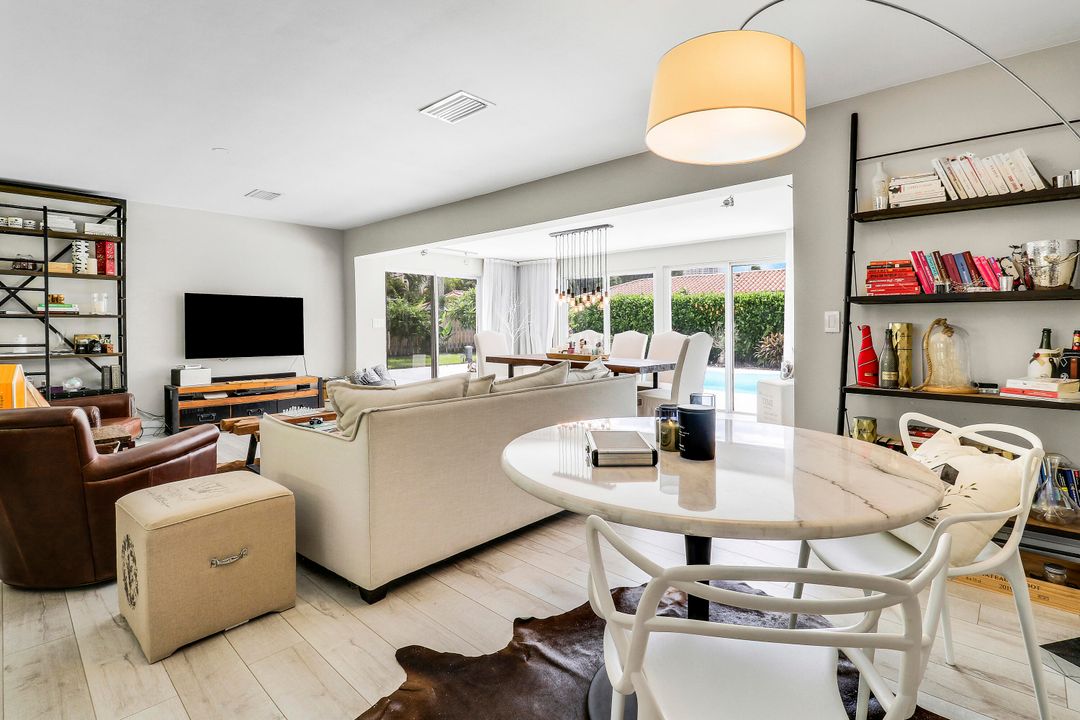 合同活跃: $1,150,000 (2 贝兹, 2 浴室, 1495 平方英尺)