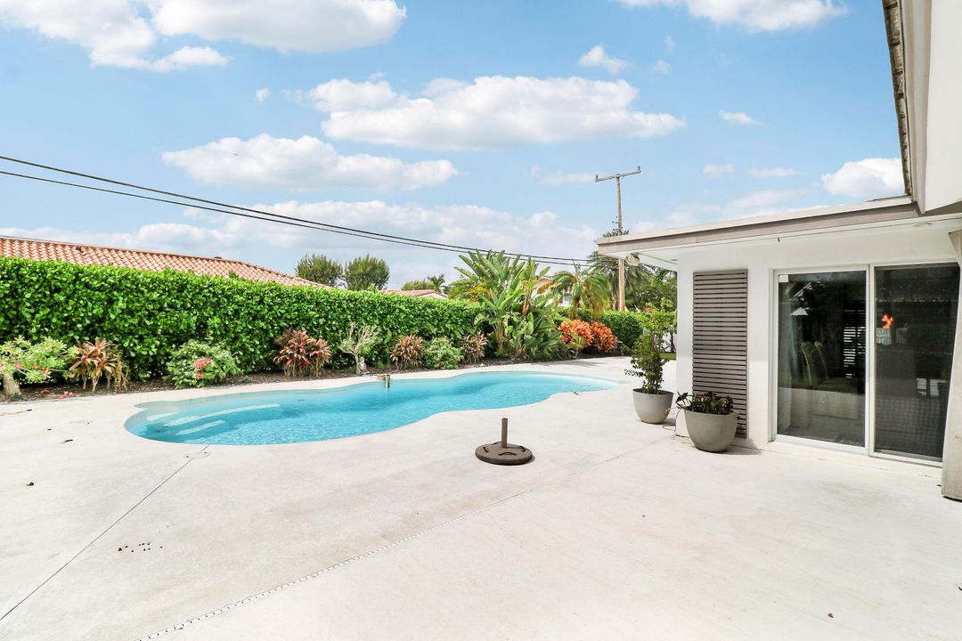 合同活跃: $1,150,000 (2 贝兹, 2 浴室, 1495 平方英尺)