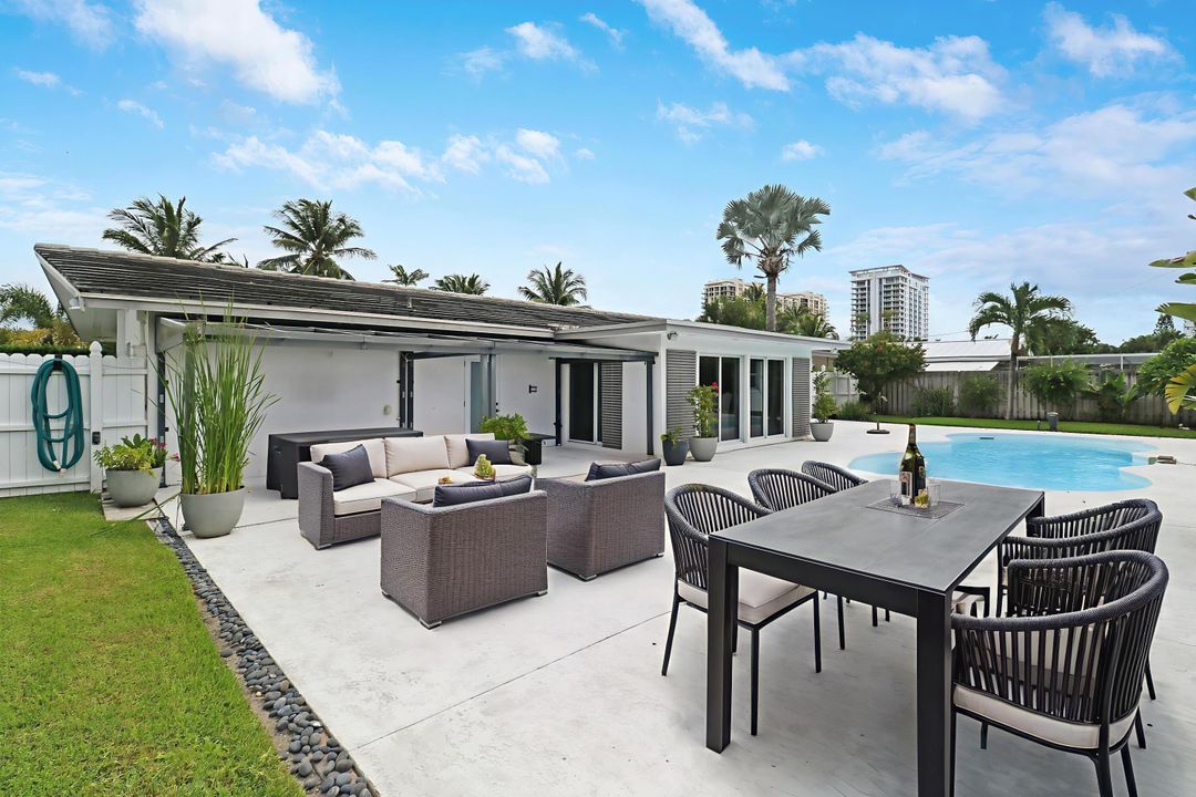 合同活跃: $1,150,000 (2 贝兹, 2 浴室, 1495 平方英尺)