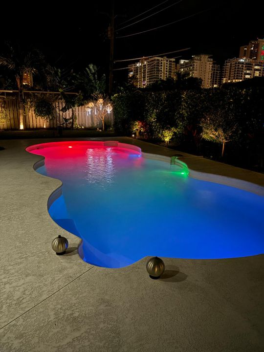 合同活跃: $1,150,000 (2 贝兹, 2 浴室, 1495 平方英尺)