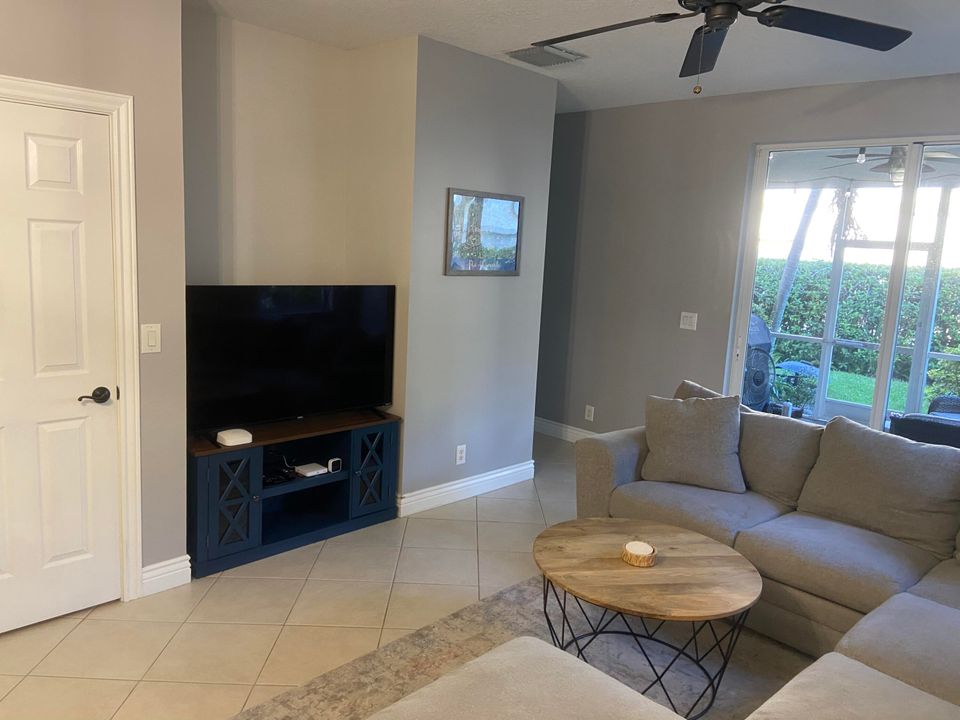 合同活跃: $4,350 (3 贝兹, 2 浴室, 1609 平方英尺)