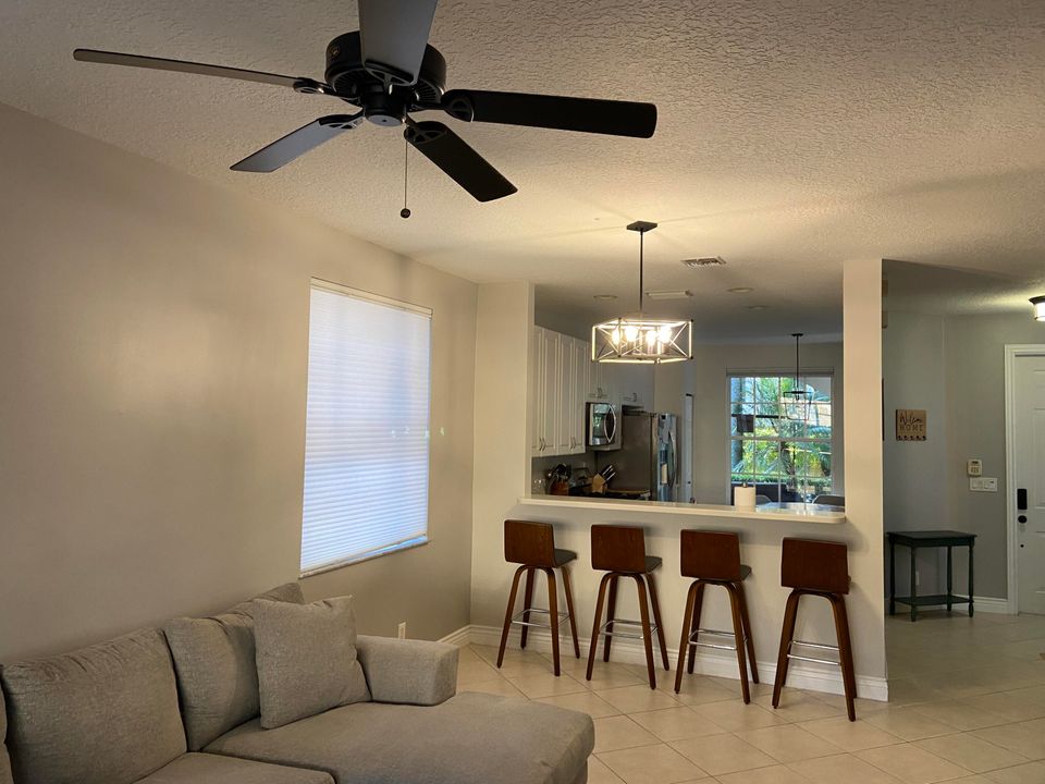 合同活跃: $4,350 (3 贝兹, 2 浴室, 1609 平方英尺)