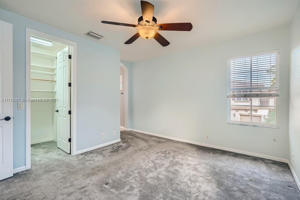 合同活跃: $4,350 (3 贝兹, 2 浴室, 1609 平方英尺)