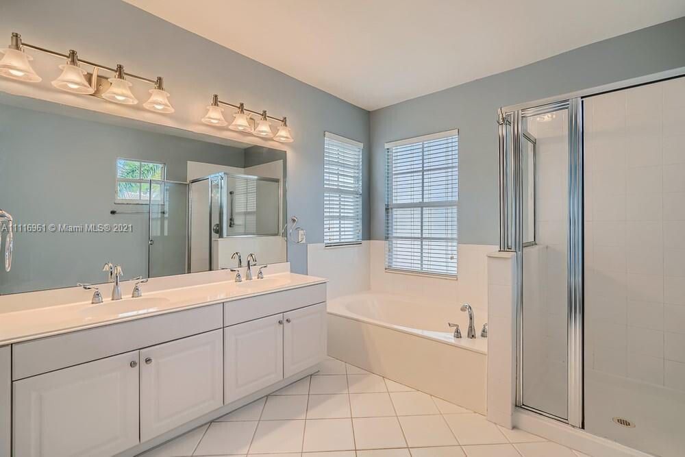 合同活跃: $4,350 (3 贝兹, 2 浴室, 1609 平方英尺)