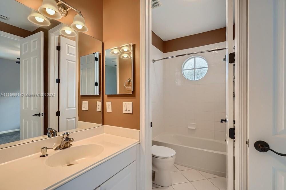 合同活跃: $4,350 (3 贝兹, 2 浴室, 1609 平方英尺)