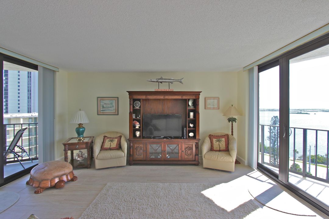 合同活跃: $6,000 (2 贝兹, 2 浴室, 1457 平方英尺)