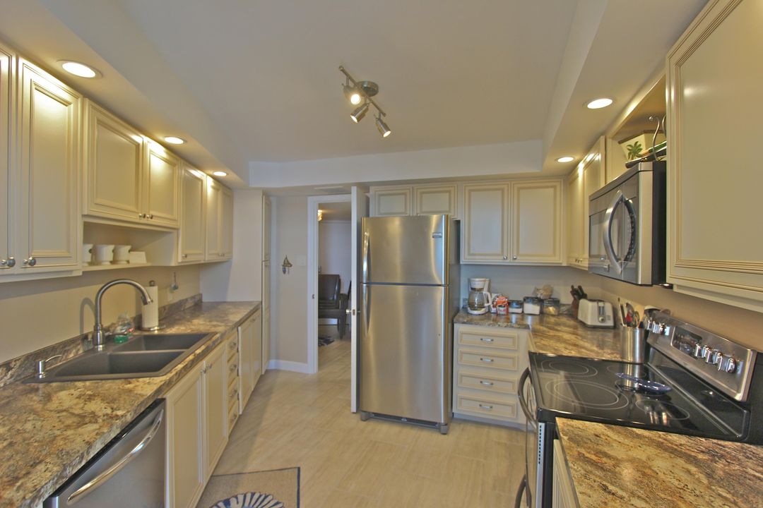 合同活跃: $6,000 (2 贝兹, 2 浴室, 1457 平方英尺)