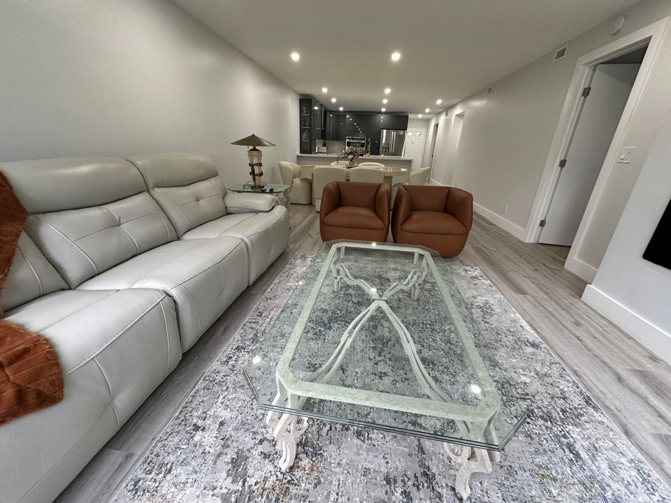 合同活跃: $3,000 (2 贝兹, 2 浴室, 1227 平方英尺)