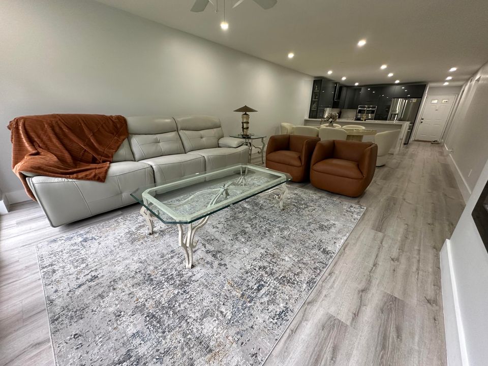 合同活跃: $3,000 (2 贝兹, 2 浴室, 1227 平方英尺)