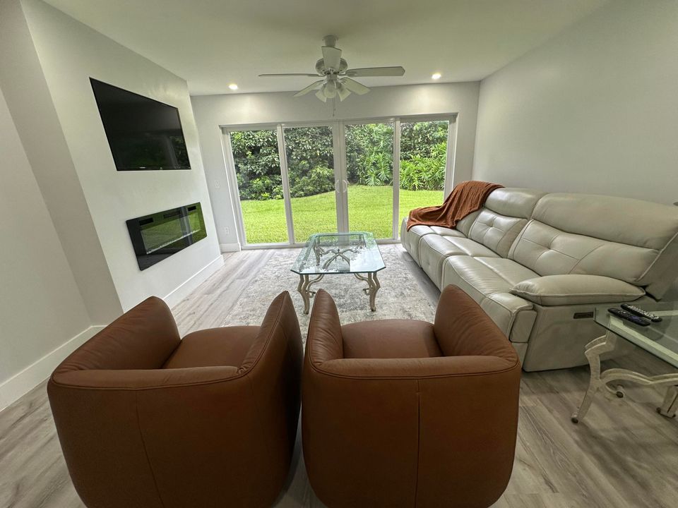 合同活跃: $3,000 (2 贝兹, 2 浴室, 1227 平方英尺)