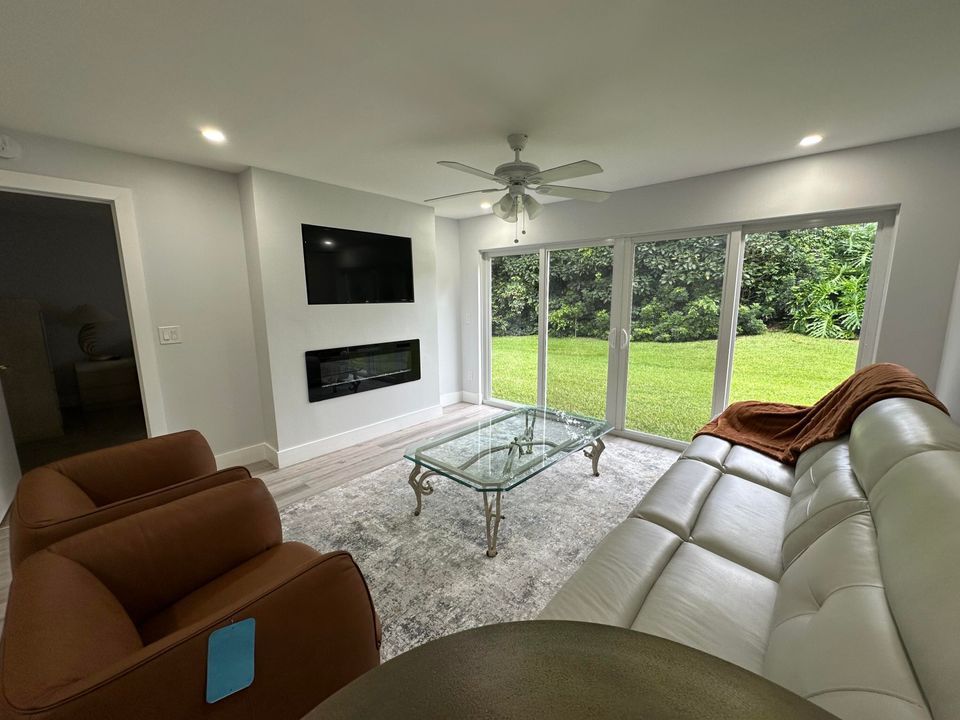 合同活跃: $3,000 (2 贝兹, 2 浴室, 1227 平方英尺)