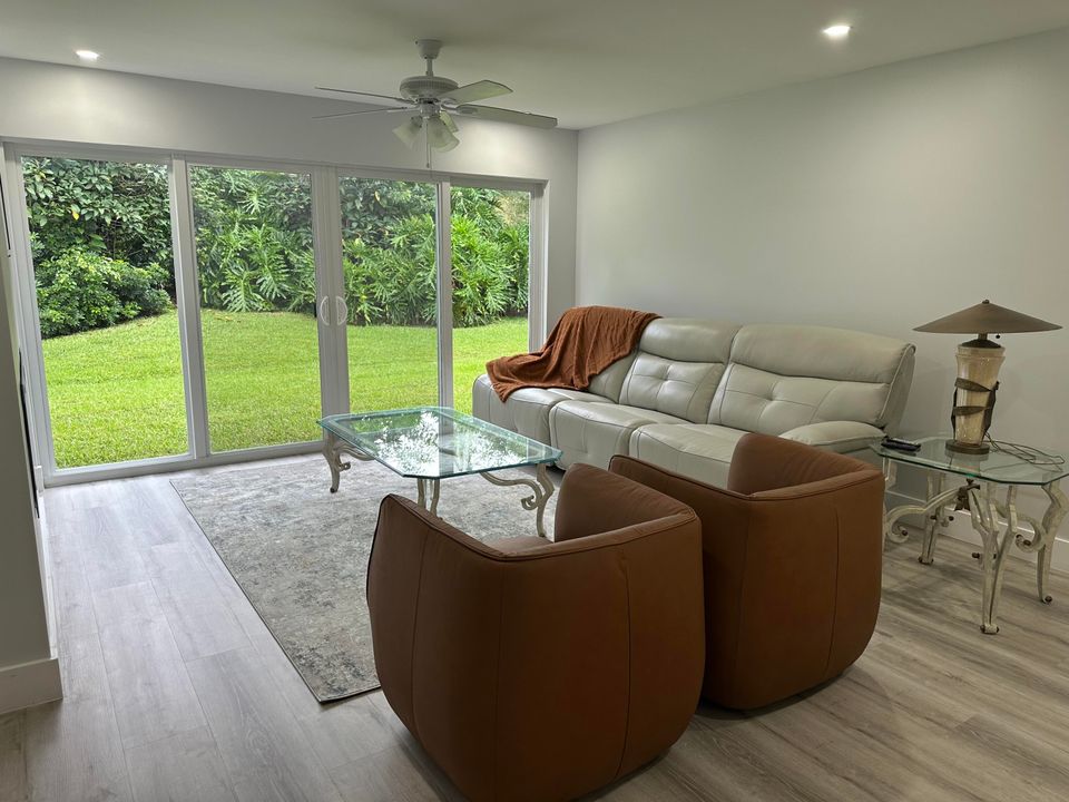 合同活跃: $3,000 (2 贝兹, 2 浴室, 1227 平方英尺)