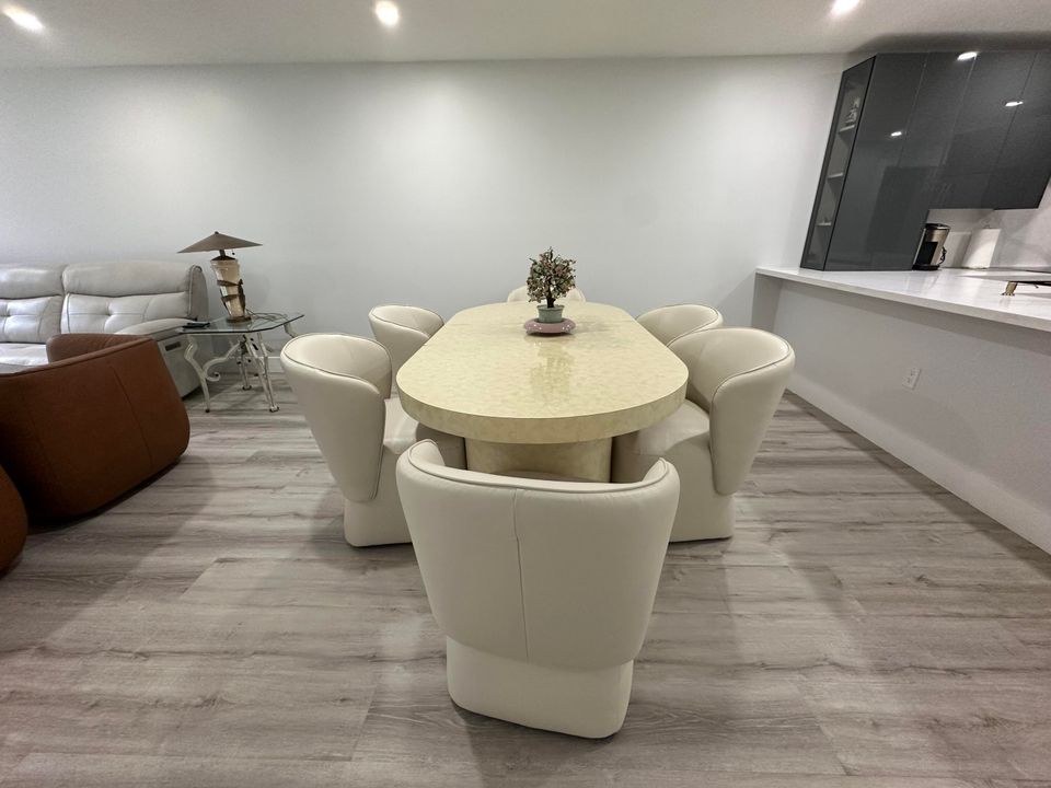 合同活跃: $3,000 (2 贝兹, 2 浴室, 1227 平方英尺)