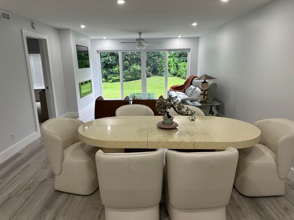 合同活跃: $3,000 (2 贝兹, 2 浴室, 1227 平方英尺)