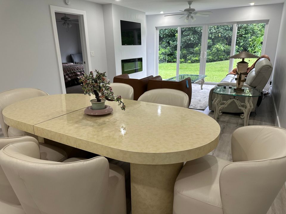 合同活跃: $3,000 (2 贝兹, 2 浴室, 1227 平方英尺)