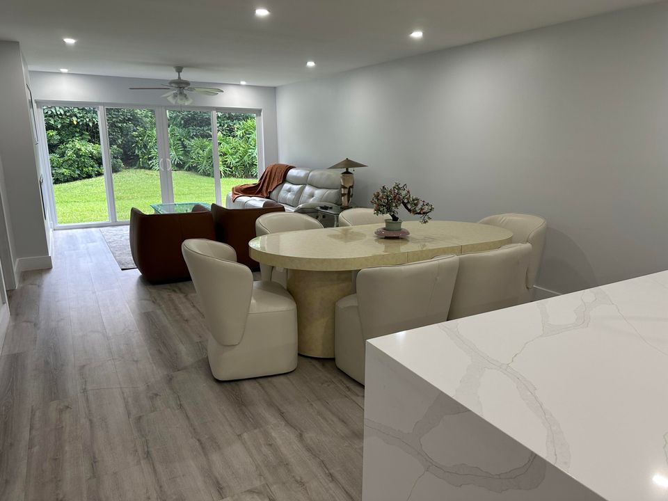 合同活跃: $3,000 (2 贝兹, 2 浴室, 1227 平方英尺)