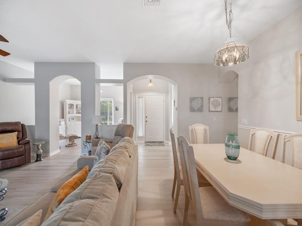 Activo con contrato: $299,900 (2 camas, 2 baños, 1545 Pies cuadrados)