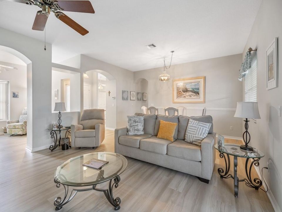 Activo con contrato: $299,900 (2 camas, 2 baños, 1545 Pies cuadrados)