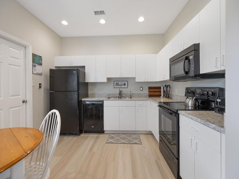 Activo con contrato: $299,900 (2 camas, 2 baños, 1545 Pies cuadrados)