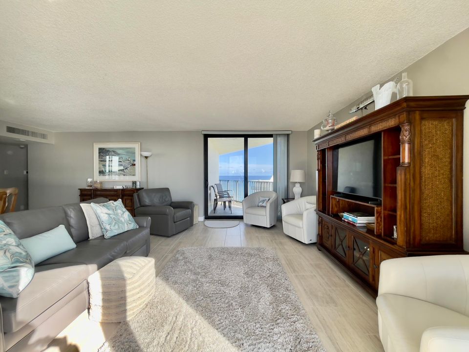 合同活跃: $6,000 (2 贝兹, 2 浴室, 1457 平方英尺)