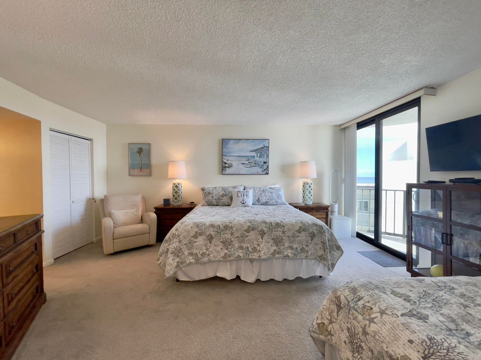 合同活跃: $6,000 (2 贝兹, 2 浴室, 1457 平方英尺)