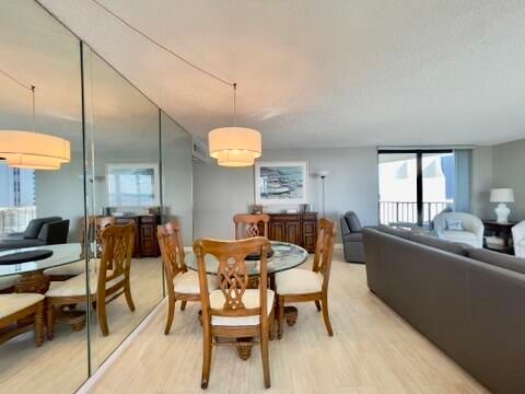 合同活跃: $6,000 (2 贝兹, 2 浴室, 1457 平方英尺)