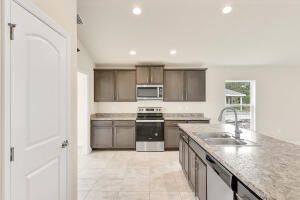 Под контрактом: $346,612 (3 спален, 2 ванн, 1780 Квадратных фут)