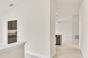 Под контрактом: $346,612 (3 спален, 2 ванн, 1780 Квадратных фут)