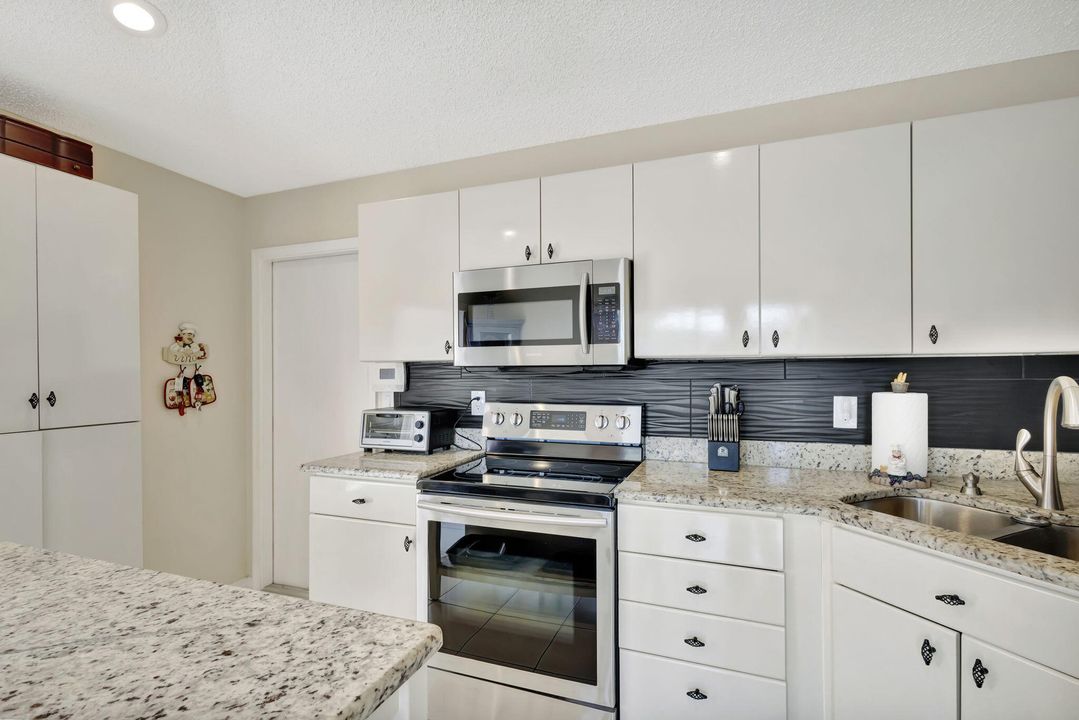 Active With Contract: $349,900 (2 beds, 2 baths, 1495 Square Feet)