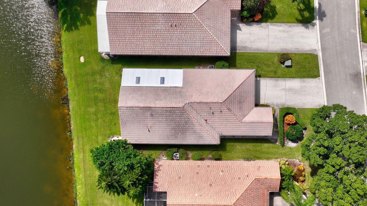 Active With Contract: $349,900 (2 beds, 2 baths, 1495 Square Feet)