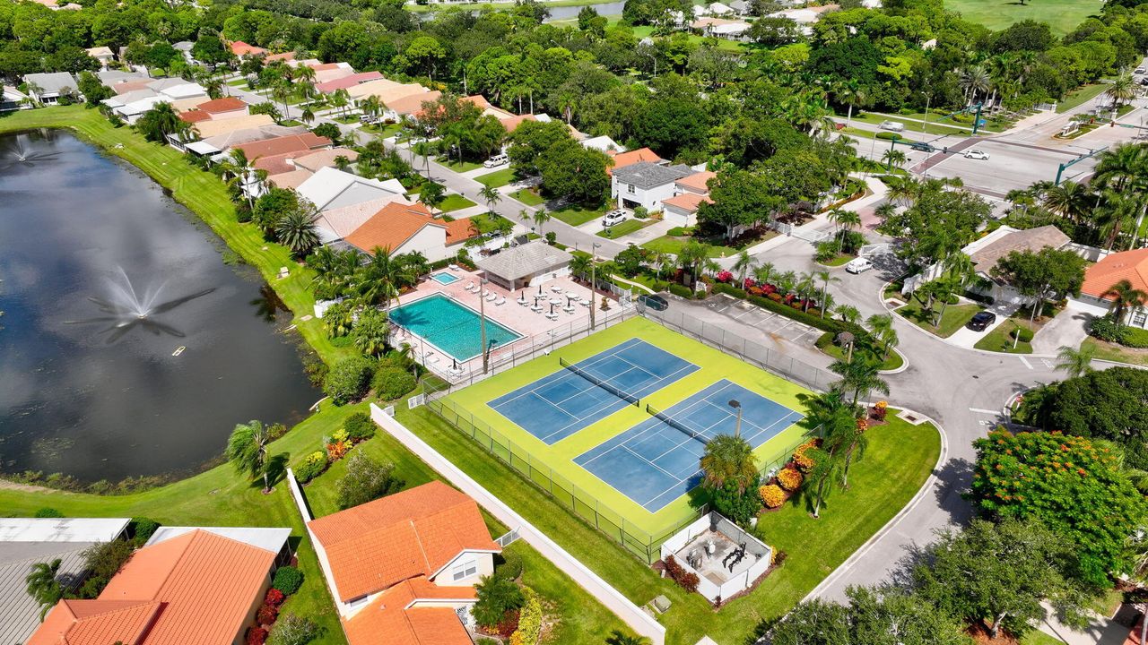 Active With Contract: $349,900 (2 beds, 2 baths, 1495 Square Feet)