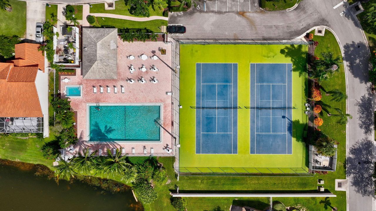 Active With Contract: $349,900 (2 beds, 2 baths, 1495 Square Feet)