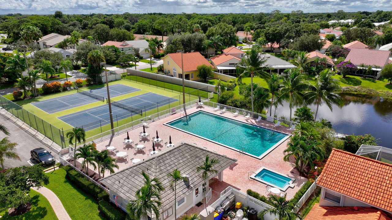 Active With Contract: $349,900 (2 beds, 2 baths, 1495 Square Feet)