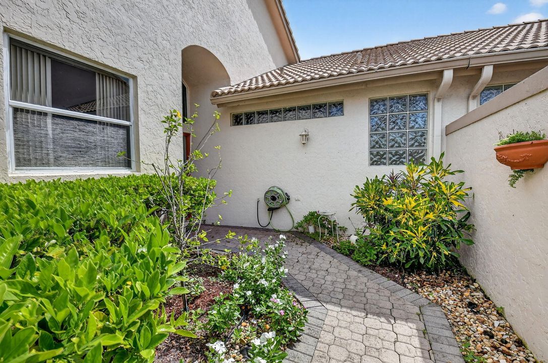 合同活跃: $169,000 (3 贝兹, 2 浴室, 1787 平方英尺)