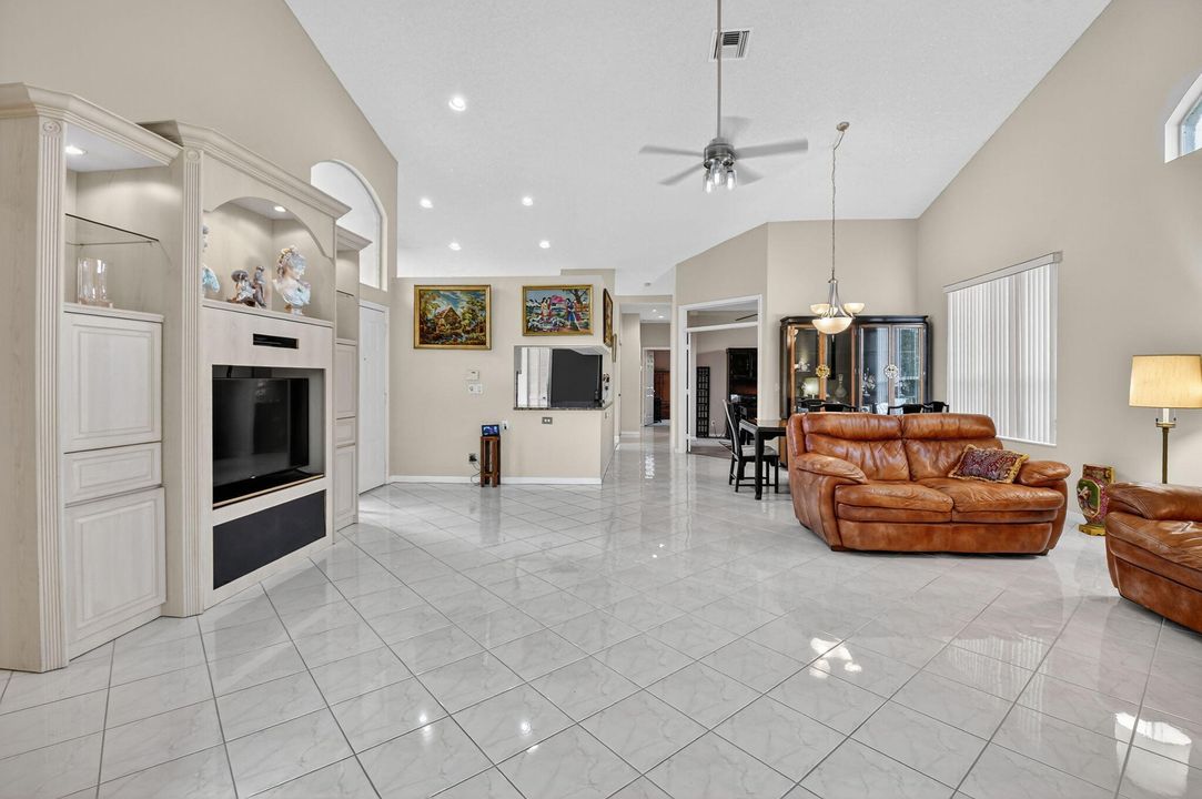 合同活跃: $169,000 (3 贝兹, 2 浴室, 1787 平方英尺)