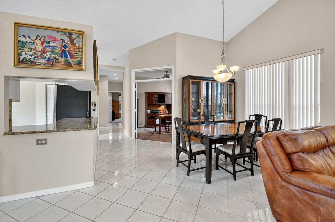 合同活跃: $169,000 (3 贝兹, 2 浴室, 1787 平方英尺)