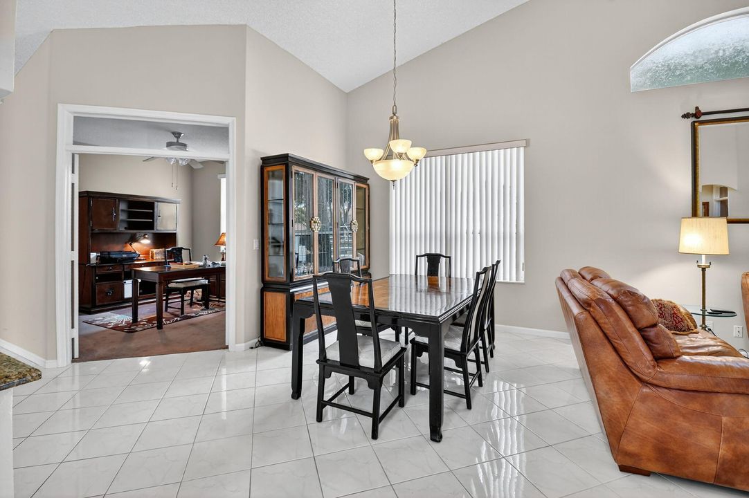 合同活跃: $169,000 (3 贝兹, 2 浴室, 1787 平方英尺)