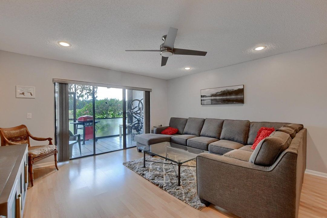 На продажу: $44,999 (2 спален, 2 ванн, 1383 Квадратных фут)