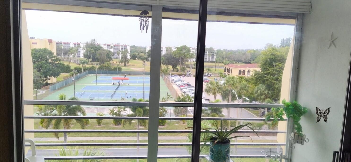 For Sale: $98,000 (1 beds, 1 baths, 854 Square Feet)