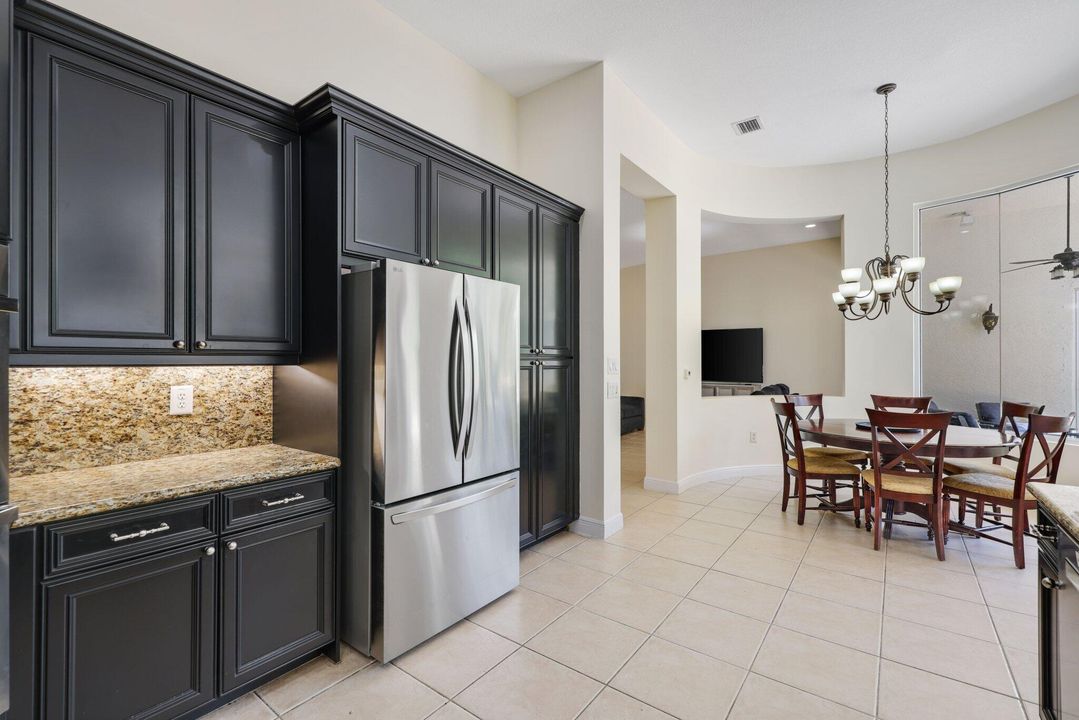 Под контрактом: $995,000 (5 спален, 3 ванн, 3312 Квадратных фут)