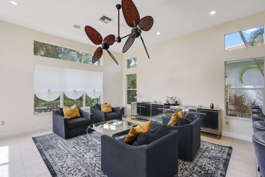 Под контрактом: $995,000 (5 спален, 3 ванн, 3312 Квадратных фут)