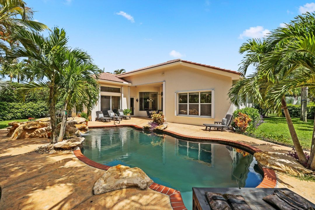 Под контрактом: $995,000 (5 спален, 3 ванн, 3312 Квадратных фут)