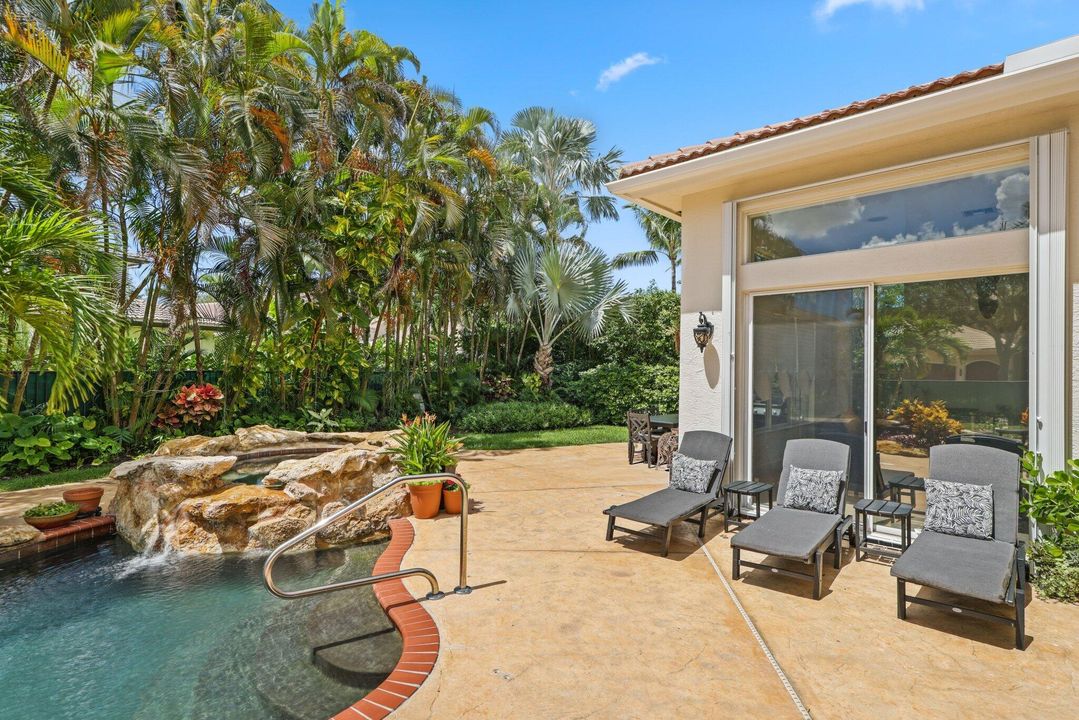 Под контрактом: $995,000 (5 спален, 3 ванн, 3312 Квадратных фут)